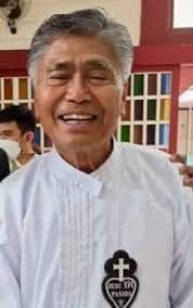 She (maam Carole Mymy) is seriously observing how the first rector of St.  Gabriel and San Jose Cluster Parish (padi Asterio Dalis)👏👏👏👍 receive  the responsibilities