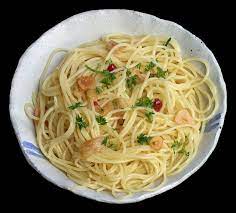 Per preparare gli spaghetti aglio olio e peperoncino iniziate mettendo a cuocere la pasta in acqua bollente salata a piacere 1. Spaghetti Aglio E Olio Wikipedia