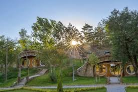 Yeni zelanda'da bulunan ve yüzüklerin efendisi filminin de çekildiği gizemli ve eşsiz güzellikteki hobbit köyü shire'a bir de böyle bakın. Sivas Hobbit Evleri Hobbit Koyu Gezilecek Yerler