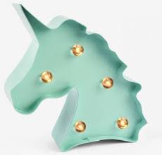 Cadouri craciun pentru femei, in functie de varsta cand alegi un cadou pentru ziua ei de nastere, sarbatorile de iarna, cu ocazia sarbatoririi relatiei voastra sau alt eveniment speciala, iti recomandam sa tii cont de varsta si preferintele sale. 50 Idei De Cadouri Pentru Femeile Speciale Din Viata Ta CÄƒrtureÈ™ti