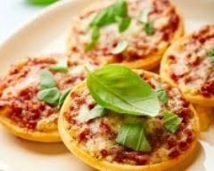 Mini Pizzas A La Tomate Recette Recettes De Cuisine Recette Italienne Facile Recette Pizza