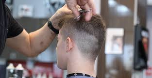 Sebelum memotong rambut, pilihlah model rambut yang sesuai dengan bentuk wajah kamu agar penampilan rambut kamu tetap menarik. 30 Model Rambut Pendek Pria Potongan Yang Tak Pernah Basi