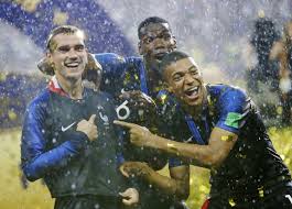 Près de 30.000 maillots deux étoiles pourraient être répartis dès jeudi 16 août, partout en france, dans les boutiques spécialisées. Maillot Equipe De France Ruee Sur Le Maillot Deux Etoiles Ou L Acheter