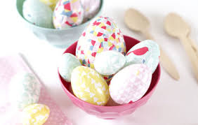 Ausgeblasene eier brauchen wir für viele osterdekorationen. Basteln Mit Kindern Bunte Ostereier Gestalten Auch Mit Zwei Linken Handen