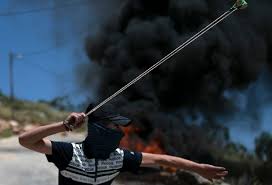 وبحسب ما أكدته وسائل إعلام فلسطينية، فإن الشهيد من قرية بدو شمال غرب القدس، وهو أسامة صدقي منصور (42 عاما). Ù…Ù‚ØªÙ„ ÙÙ„Ø³Ø·ÙŠÙ†ÙŠ Ø¨Ø¹Ø¯ Ù…Ø­Ø§ÙˆÙ„Ø© Ø¯Ù‡Ø³ Ø¬Ù†ÙˆØ¯ Ø¥Ø³Ø±Ø§Ø¦ÙŠÙ„ÙŠ ÙŠÙ† ÙÙŠ Ø§Ù„Ù†Ù‡Ø§Ø±