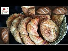 طريقة عمل خبز السميت التركي الأصلي بدون بيض ولا زبدة ولا ياغورت و أيضا فطائر معمرة من نفس العجين Youtube Turkish Recipes Dessert Recipes Food