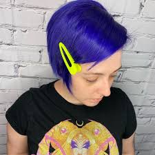 Neon indigo 💜 #guytangsuperpower #purplehair #girlswithshavedsides #neon  #shorthair #schwarzkopfprofessional #schwarzkopfvarioblond