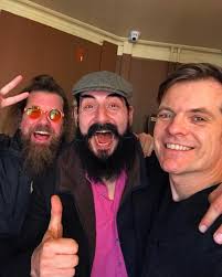 Endelig er bøgerne med de to karakterer; Benny Bent & Ali Ali her friske  fra tryk. Historierne handler om de to venner, der bor i den beton  forstaden Stenbo og har alle