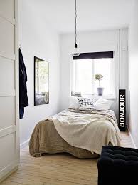 20 Tiny Bedrooms That Don T Skimp On Style Quartos Minusculos Quarto Casal Pequeno Interiores De Quarto