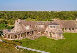 Martha's vineyard is an affluent vacation destination where the obama family has previously spent summer vacations. Inside The Obamas Martha S Vineyard Estate