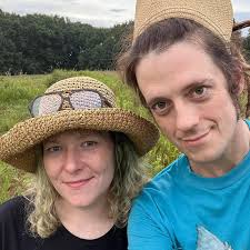 Just wondering does anyone wake up and feel like their head is so heavy and  like their brain feels like it doesn't fit anymore. Probably a stupid way  to explain it lol