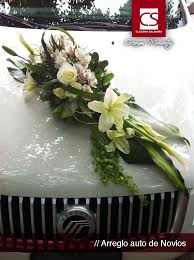 Decoración floral para la ceremonia. Arreglos De Auto Para Bodas Wedding Ideas Coches De Boda Decoraciones Florales Arreglos Florales Modernos