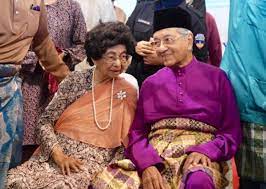 Beliau adalah anak sulung kepada tun mahathir dan mendapat pendidikan di univrsity of sussex dato' seri haji mukhriz bin tun dr mahathir ialah anak kelima tun mahathir. Didik Anak Dengan Terbaik Dr Mahathir