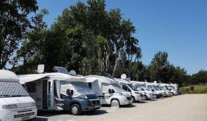 Niet op de parking naast de camperplaats gaan staan de politie controleert en bekeurt! Aire Camping Car Park De La Turballe Clos Moras Loire Atlantique