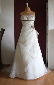Typisch für diesen stil ist der leicht ausgestellte rock zum eng anliegenden top, was dem kleid die silhouette des namensgebenden a verleiht. Brautkleider Lang Gr 36 38 Seite 2 Mari Mes Webseite