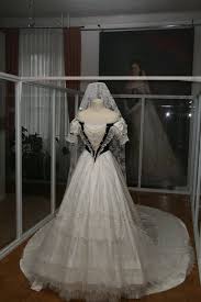 Demnach wurde das hochzeitskleid von kaiserin elisabeth gestiftet. Kaiserin Elisabeth Ihre Kleider Machen Mode Im Sisi Schloss In Aichach Unterwittelsbach Aichach Myheimat De
