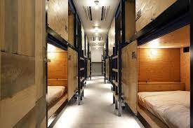 tsutaya 自有品牌旅舍goen lounge amp stay hostel 除了有青年旅館常見的合宿房 還有4 人房與2 人獨立套房等房型 交誼廳擺放著和日本歷史 文化相關的書籍讀物 外國旅客閒暇之時 可以在此愜意翻閱 除此之外 還有和風底蘊的木質感露天湯 hotel home home decor