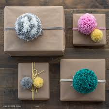 Four fingers, 200 yarn wraps. Easy Yarn Pom Poms Free Photo Tutorial