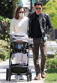 Henry golding with liv lo and their newborn baby. Henry Golding Looks Like A Proud Papa As He And Wife Liv Lo Take Their Newborn Baby For A Stroll Aktuelle Boulevard Nachrichten Und Fotogalerien Zu Stars Sternchen