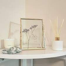 This diy is the perfect complement to the botanical resin coasters. Glass Frame Pressed Flower Art Diy Thought