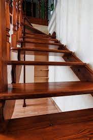 Untuk menambah keamanan, kamu bisa pasang pegangan di bagian dinding. Ini 9 Ide Model Tangga Minimalis Modern Dari Bahan Kayu Woodstock
