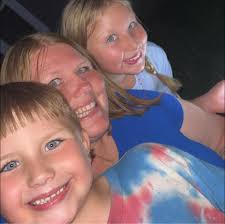 The perfect craft to welcome spring!! Make these fabric-covered flower pots  in less than 10 minutes! Full tutorial:  https://sweetredpoppy.com/fabric-covered-flower-pots/