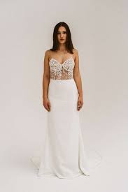 Das brautkleid kaufen ein paar wochen bis zur hochzeit ungefähr 6 wochen vorher. Ein Brautkleid Mal Aufregend Anders Der Brautkleid Rock Ist Absolut Schlicht Gehalten Wahrend Das Halb Transparente Top Brautmode Victoria Rusche Brautkleid
