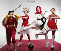 Untuk mendapatkan hasil foto yang lebih bagus, kalian bisa berfoto di studio foto. 12 Ide Photoshoot Super Unik Bareng Sahabat Ala Seleb Dan Squadnya