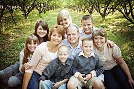 Pin By Jenn Britton On Poses I Love Big Family Photos Family Photo Pose Family Portrait Poses