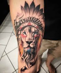 Lowe Bedeutung Realistische Tatowierung Am Arm Lowe Mit Indianer Kopfshcmuck Tattoo Ideen Tatowierungen Indisches Tattoo
