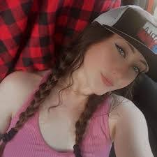 Dana Arneson's Instagram, Twitter & Facebook