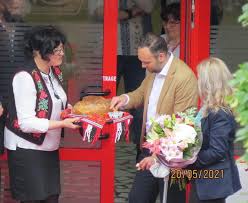 Locatia este printre cele mai populare din domeniul de gaseste mai sus informatii despre oficiul poştal oradea 10 prezentata cu orarul sau programul de lucru, numarul de telefon, adresa si. Ridicol Oficiu Postal Inaugurat Cu Un Sobor De Preoti Covor Rosu