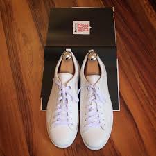 Unos tenis blancos de piel simplemente van con todo ! #whitesneakers  #formalsneakers #zapatosamedida #besposkeshoes #bespokeshoesformen  #bespokeshoesmexico #zapatosdehombre #menshoes #theshoesnob #menshoestyle  #menshoesstyle #handmadeshoesformen ...