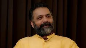 അയാൾ സിനിമയുടെ പിറകെ വിടാതെ നടന്നു