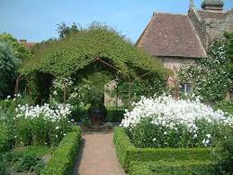 Sissinghurst Castle Gardens White Garden 2 White Gardens Castle Garden Gardens Of The World