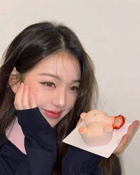 she is strawberry girlie🍓 pls support my acc guys name: cha young, plss😔