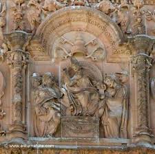 1 se trata de la representación de una pequeña rana ubicada encima de una calavera.entre el detalle plateresco de la fachada universitaria, y de entre su programa iconográfico, [2. Edificio Historico De La Universidad De Salamanca