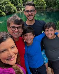 Viajar com a família é muito mais do que uma pausa na rotina: é criar  memórias que permanecerão para sempre nos corações de todos. Esses momentos  juntos são oportunidades de nos reconectar,