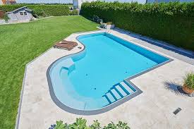 Schwimmbecken Mit Uberlaufrinne In Einer Individuellen Form Schwimmbecken Pool Hinterhof Pool