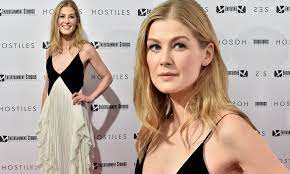 Rosamund Pike Dazzles At Hostiles Screening In Nyc Daily Mail Online