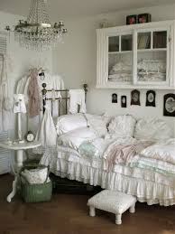 Shabby chic decorating is a relatively new interior decorating style. 33 Cute And Simple Shabby Chic Bedroom Decorating Ideas