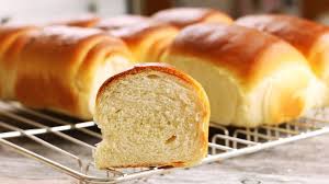 Mein Rezept Fur Wunderbar Luftige Brotchen Die Ausserlich An Buchteln Erinnern Jedoch Suss Und Herzhaft Gegess Brot Backen Rezept Einfach Rezepte Milchbrotchen