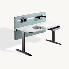 Ein ideales maß für einen kleinen schreibtisch liegt bei etwa 120 x 60 cm, wer mehr fläche benötigt ist meist mit 180 x 80 cm gut bedient. Winea Flow Schreibtisch Haufig Mit Standort Preis Wini Innsides