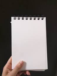 Orang tua boleh menyerahkan peran pengajaran pada sekolah atau lembaga bakat atau les, tapi peran yang lain tidak bisa. Orang Yang Memegang Notebook Kosong Foto Stok Gratis
