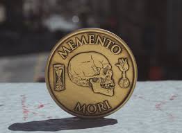 Daily Stoic Is Excited To Share The The Memento Mori Medallion These Coins Are Designed With The I Em 2020 Tatuagems Masculinas Memento Mori Boas Ideias Para Tatuagem