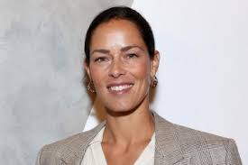 Vera Vang pozirala u kupaćem kostimu || Hello Magazin!