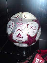 I by no means am an expert on the. File 2009 Uefa Champions League Final Ball Jpg Wikimedia Commons