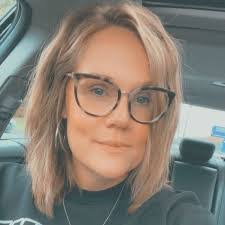 Mindy Hood's Instagram, Twitter & Facebook