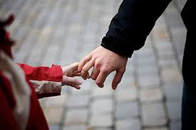 Wann bekommen sie geld für ihr kind? Elterngeld Stolperstein Lebensmonat Vaterzeit