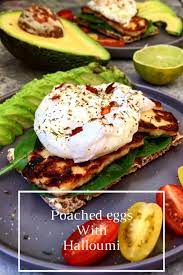 Poached Eggs On Halloumi Yummy Healthy Breakfast Tomato Breakfast Recipe Haloumi Recipes